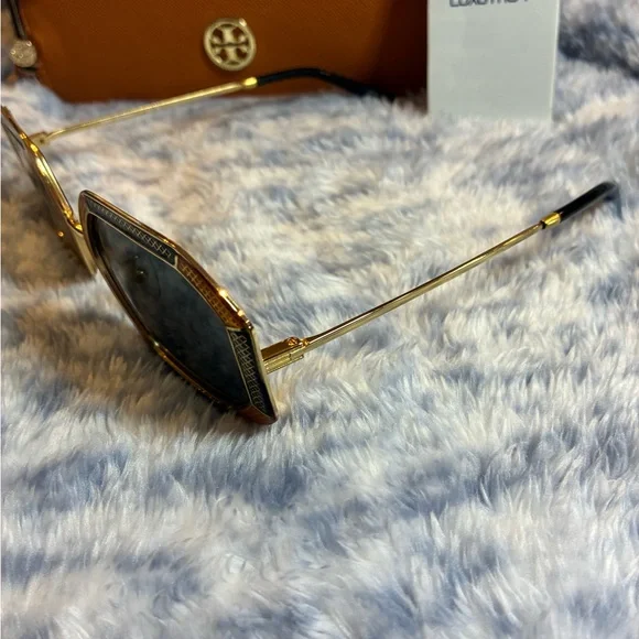 Women's Tory Birch Gold & Black 52 mm Geometric UV Sunglasses Italy w Bag & Case - Picture 3 of 9